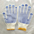 String en tricot avec des gants en coton